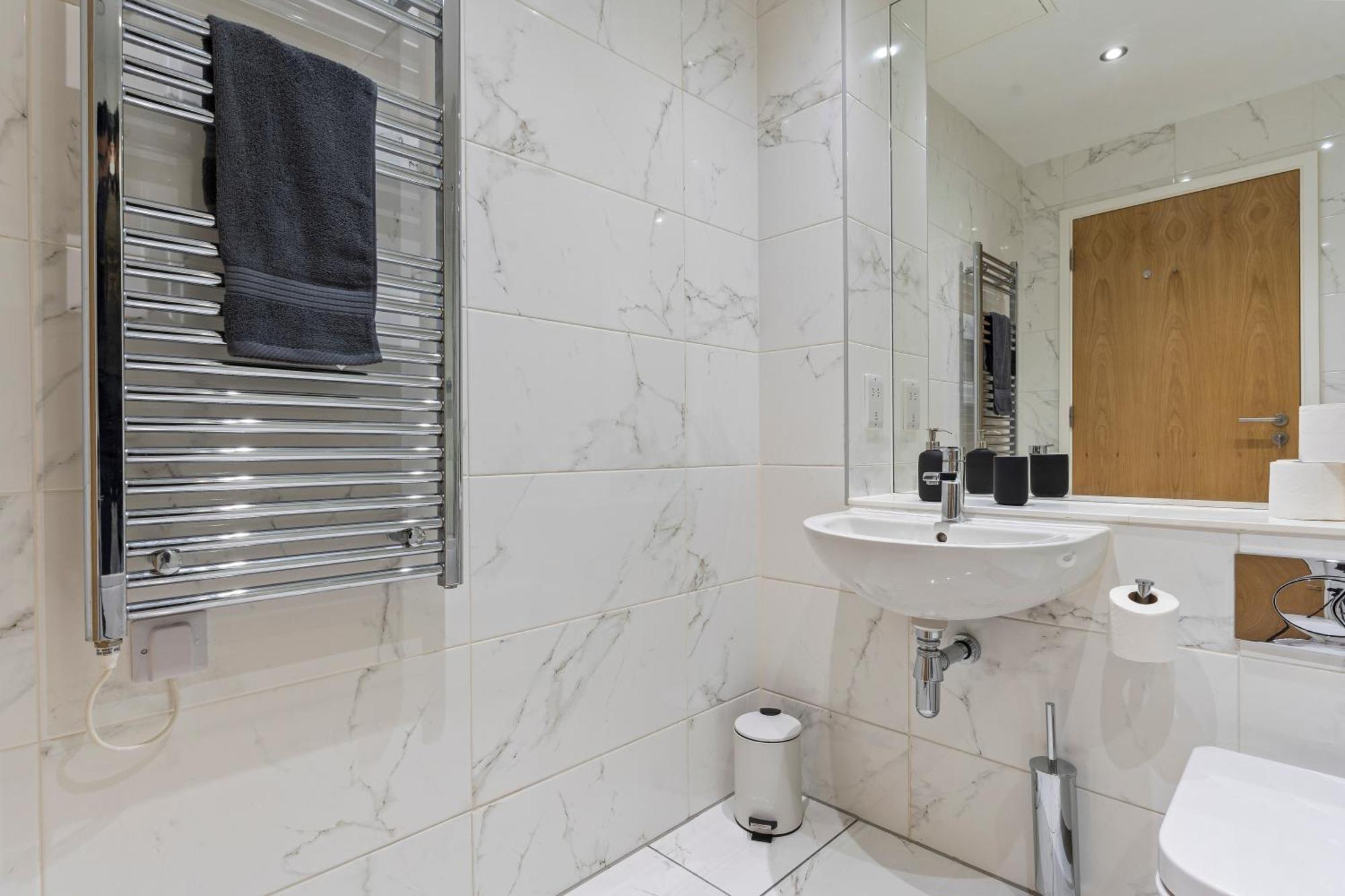 Shanti Suite - 2Bed 2Bath City Centre - Wifi - Netflix- Parking- Modern- Perfect For Family, Contractors, Leisure, Business By Shanti Nights Birmingham Ngoại thất bức ảnh